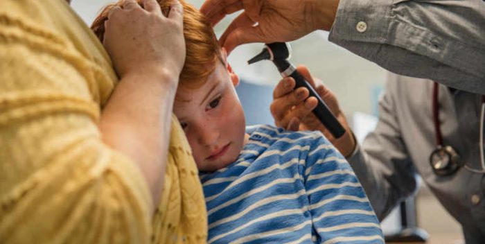 Petit garçon souffrant d'une otite chez le médecin