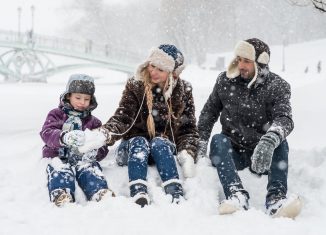 Petite famille en vacances d'hiver à la montagne dans la neige