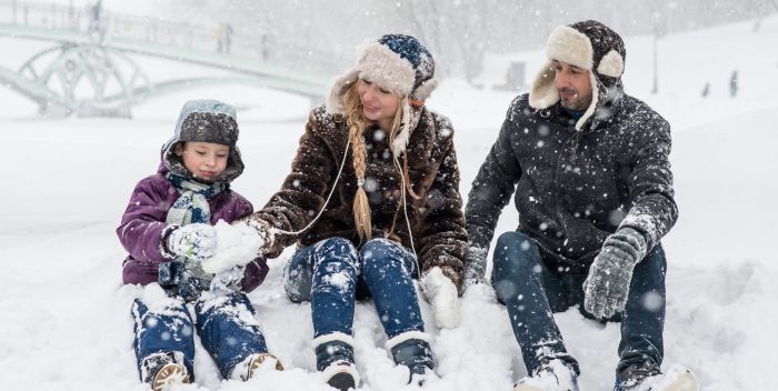 Petite famille en vacances d'hiver à la montagne dans la neige