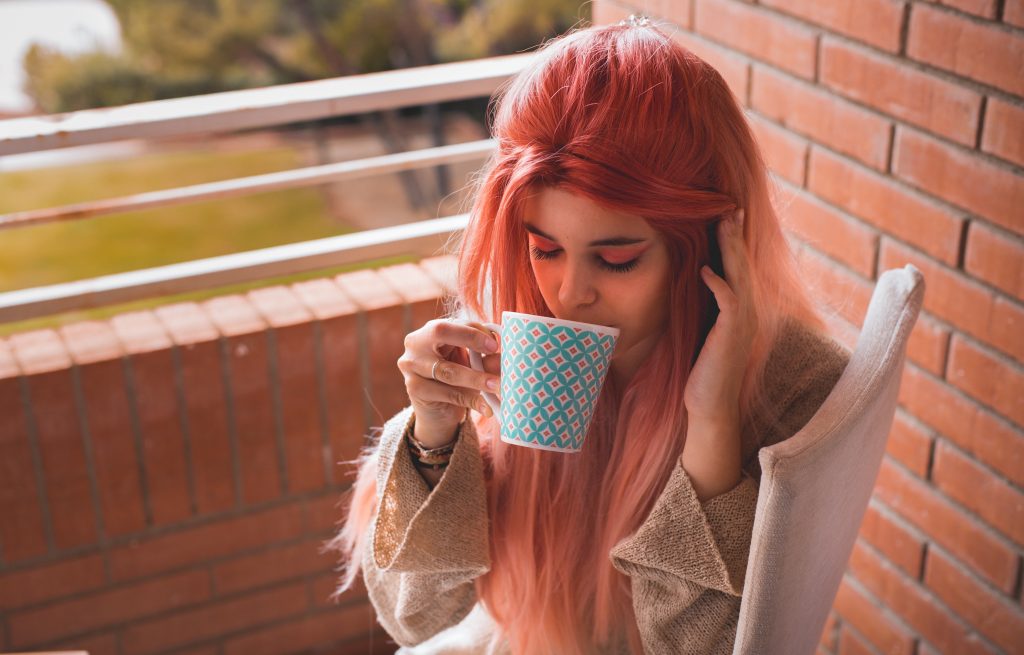 Une jeune femme buvant un café
