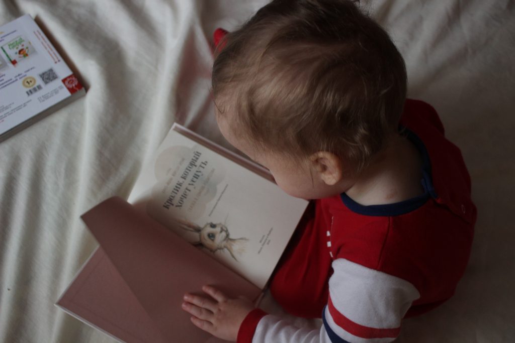 Un enfant qui lit un livre jeunesse