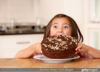 enfant mange gateau chocolat