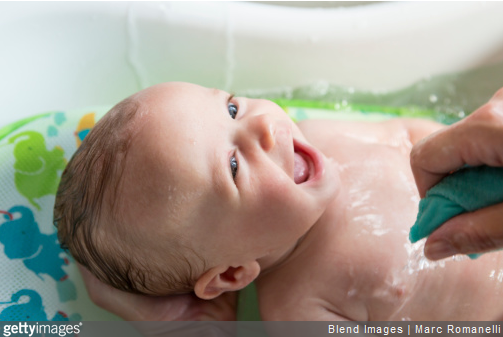 Prendre soin de bébé lors du bain : nos conseils