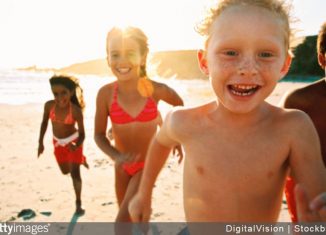 enfants-plage-vacances-activites-maman-jeux