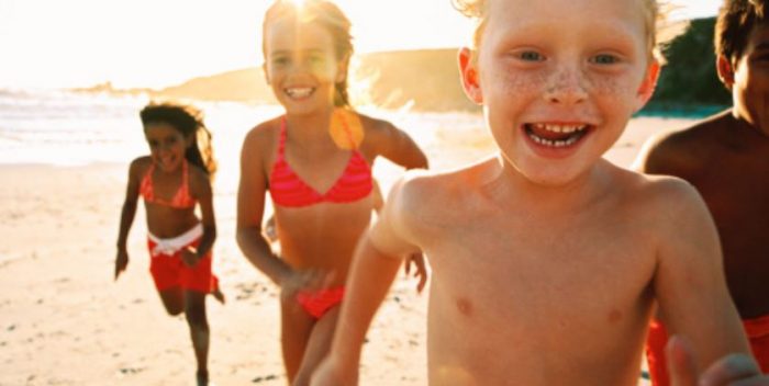 enfants-plage-vacances-activites-maman-jeux