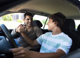 permis-conduire-jeune-enfant-parent-voiture-volant-reussir