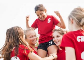 foot-enfant-sport-fillette-maillot-rouge-sourire-joie