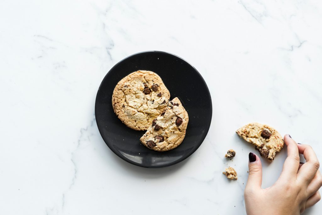 Assiette avec cookies sur table en marbre