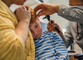 Petit garçon souffrant d'une otite chez le médecin