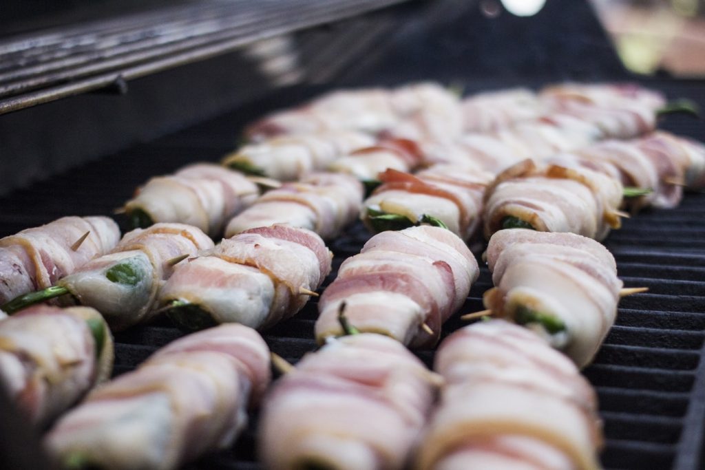 Ballotins de haricots verts au lard cuits au barbecue