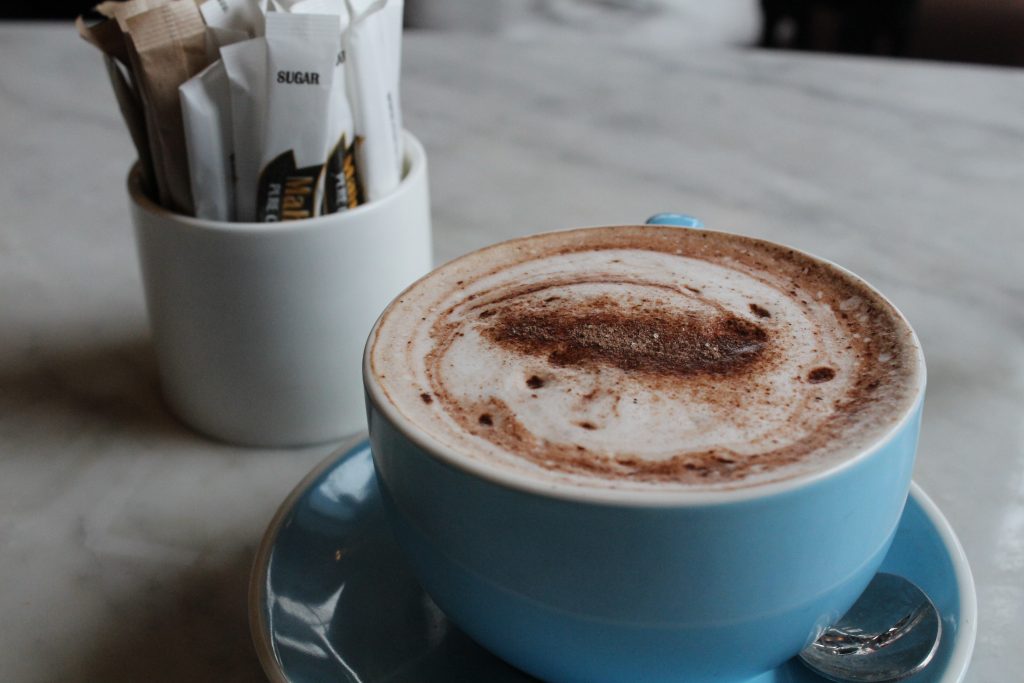 Un cappucino avec de la mousse