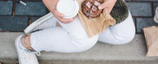 Un gouter avec un cookie et un café