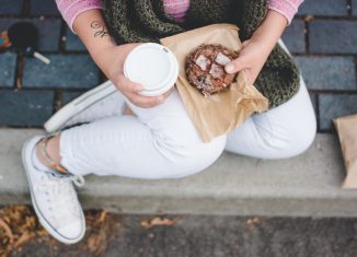 Un gouter avec un cookie et un café