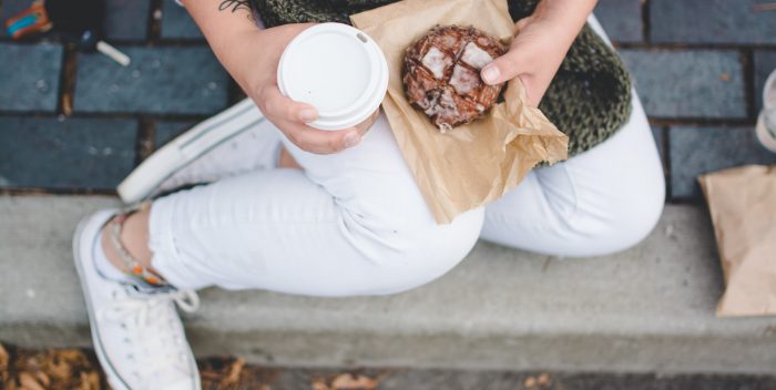 Un gouter avec un cookie et un café